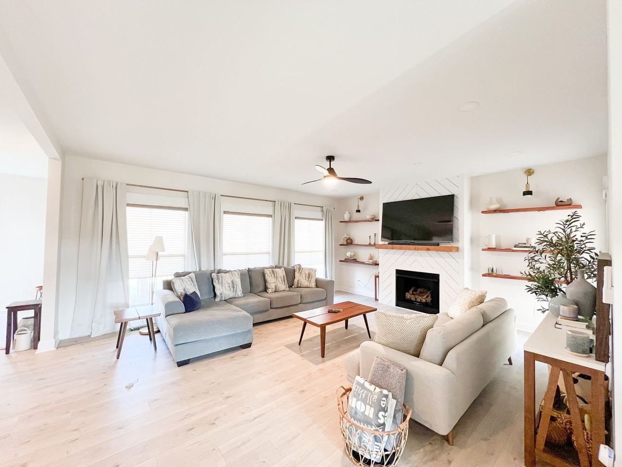 584 Dexter Dr - Photo 4 of 29