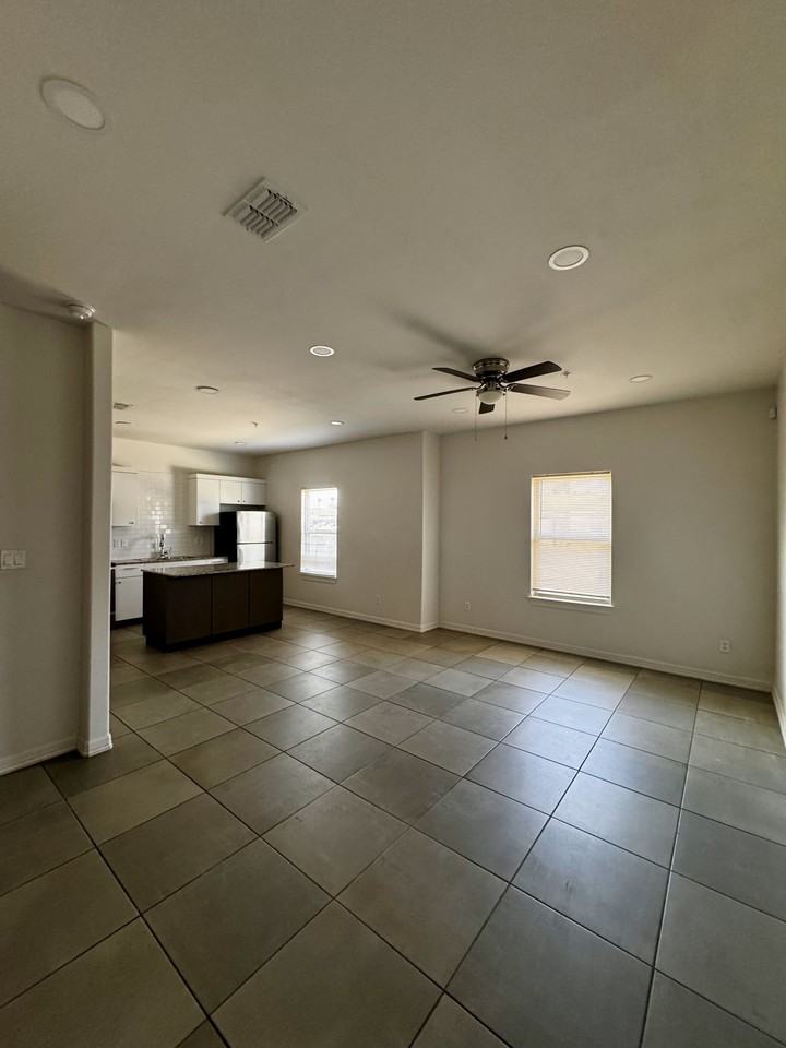 901 E Redbud Avenue - Photo 2 of 50