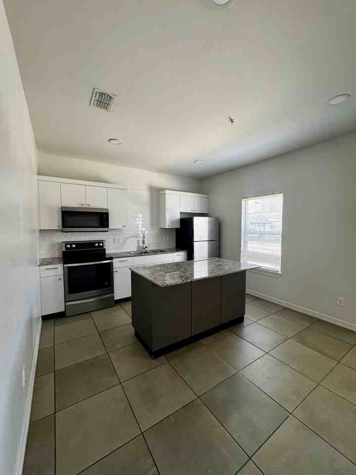 901 E Redbud Avenue - Photo 3 of 50