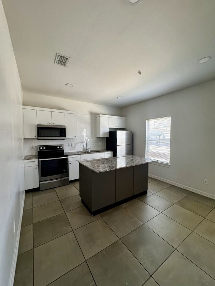 901 E Redbud Avenue - Photo 3 of 20
