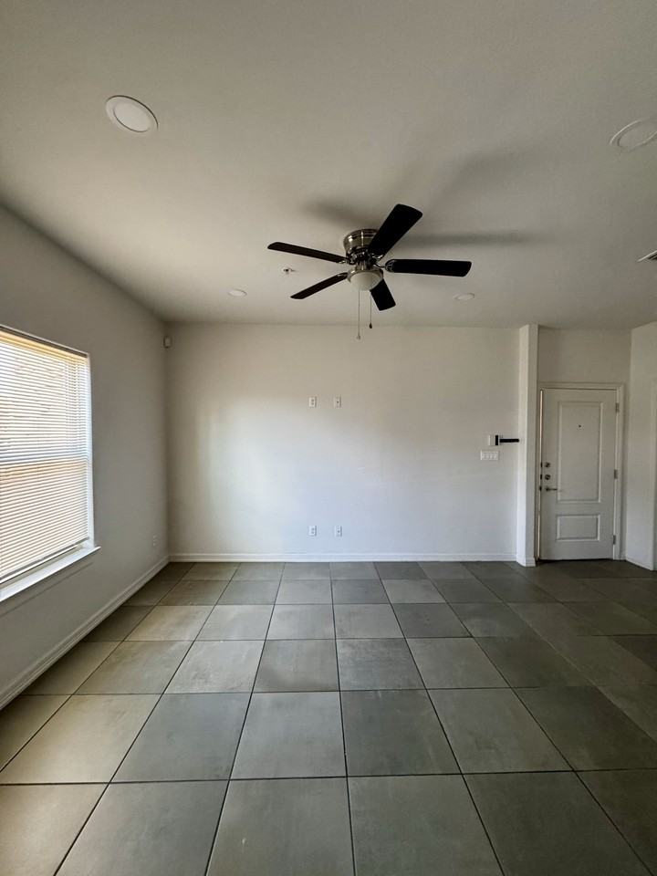 901 E Redbud Avenue - Photo 4 of 20