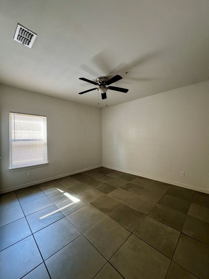 901 E Redbud Avenue - Photo 6 of 20