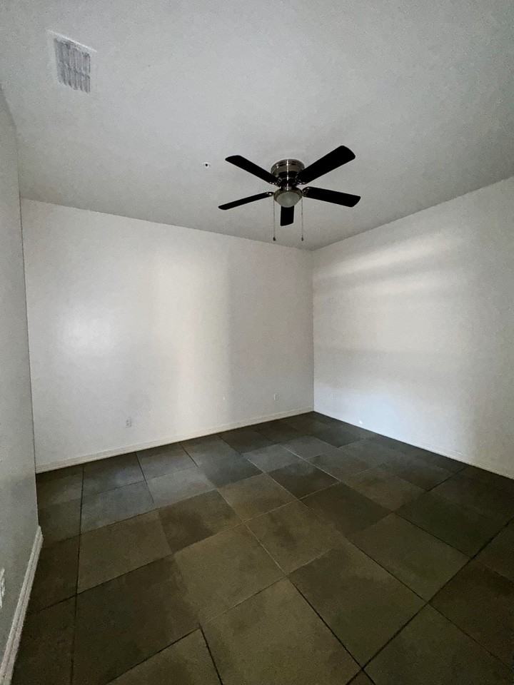 901 E Redbud Avenue - Photo 7 of 20