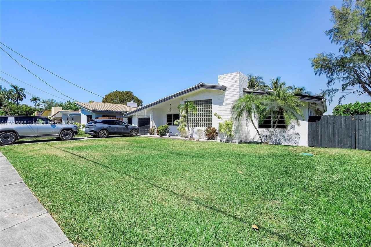 2541 Ne 195th St #0 - Photo 7 of 50