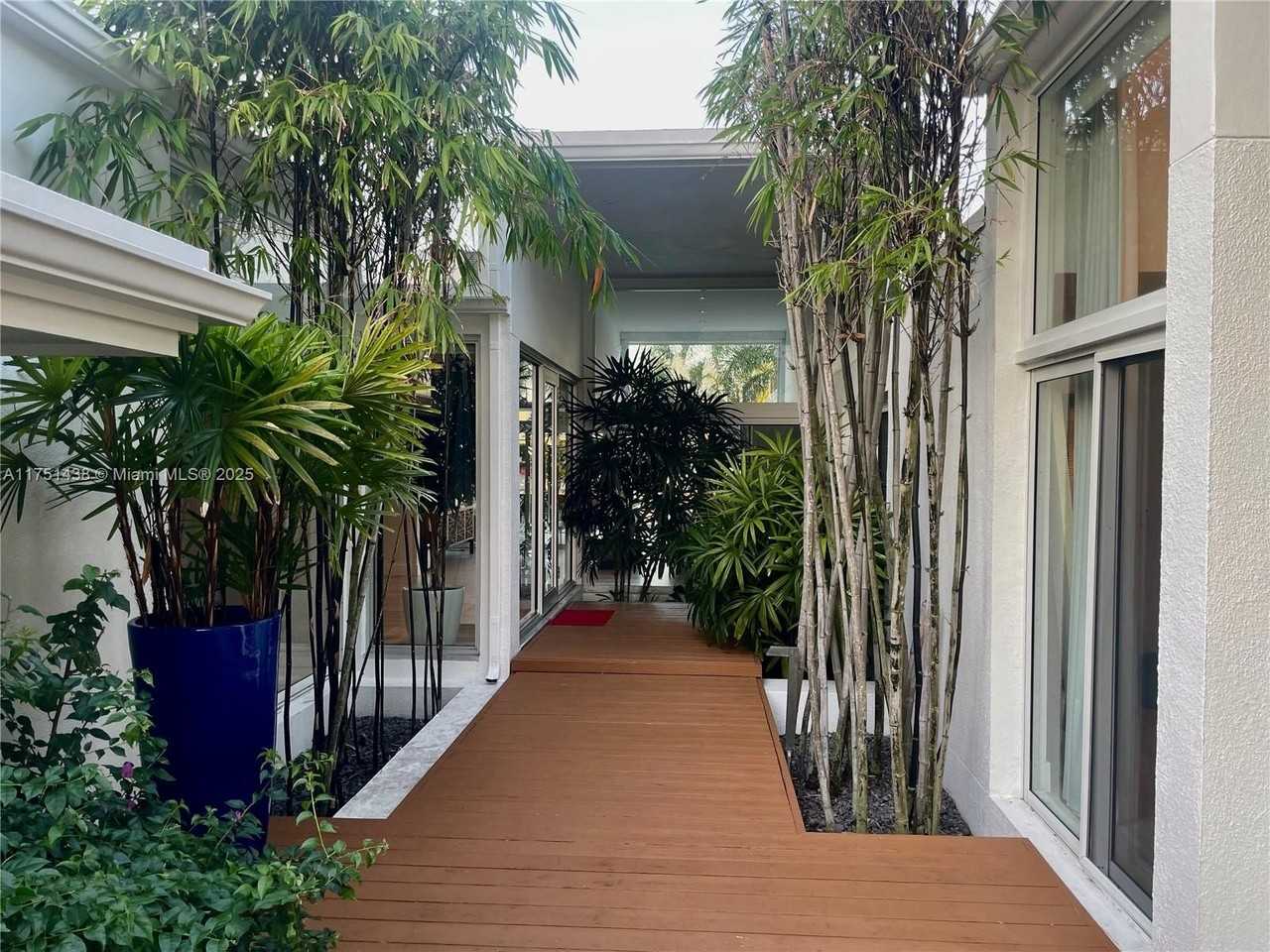 1701 Se 11th St - Photo 5 of 36