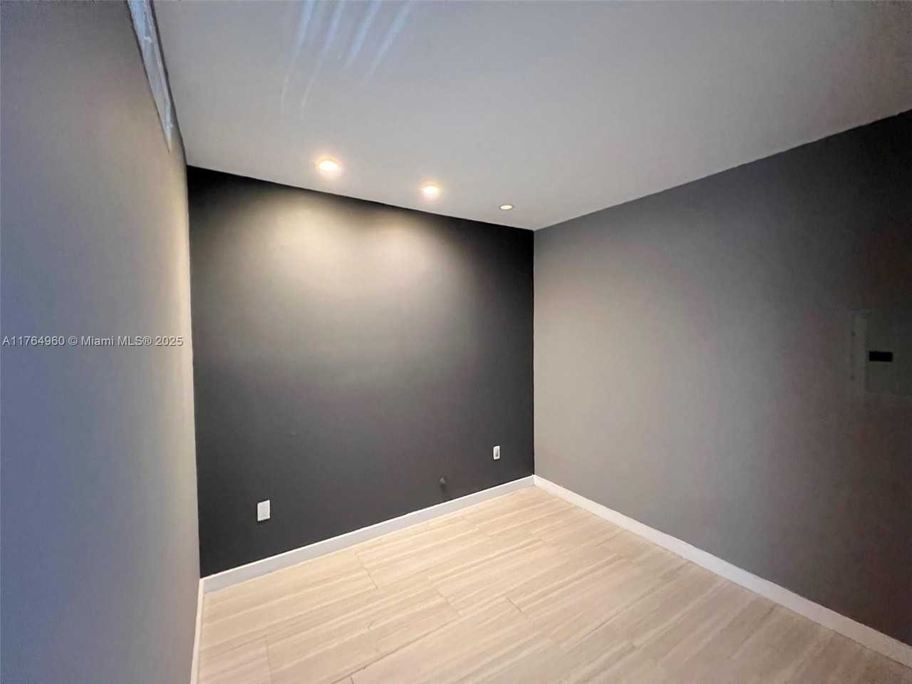 641 Espanola Way #27 - Photo 4 of 6