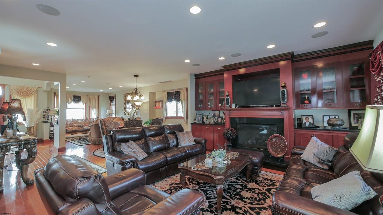 713 North Jerome Avenue - Photo 5 of 50