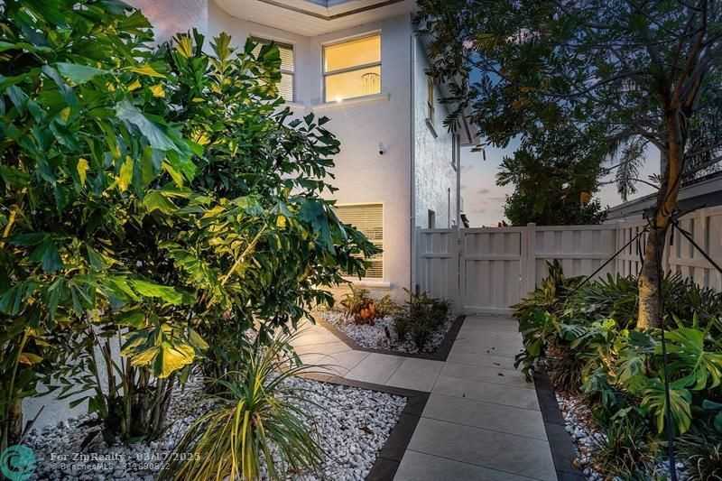 4331 W Tradewinds Ave - Photo 5 of 38