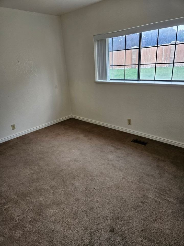 833 W 800 N - Photo 7 of 14