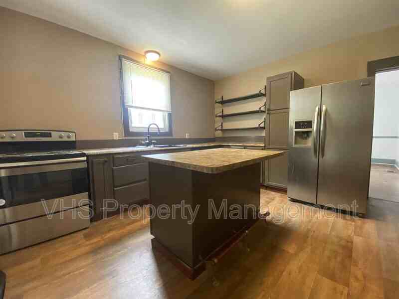 185 N Madison St - Photo 3 of 11