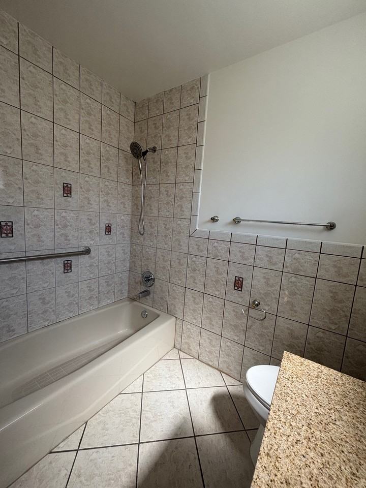 221 S Commonwealth Ave - Photo 3 of 24