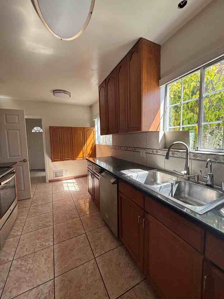 221 S Commonwealth Ave - Photo 5 of 24