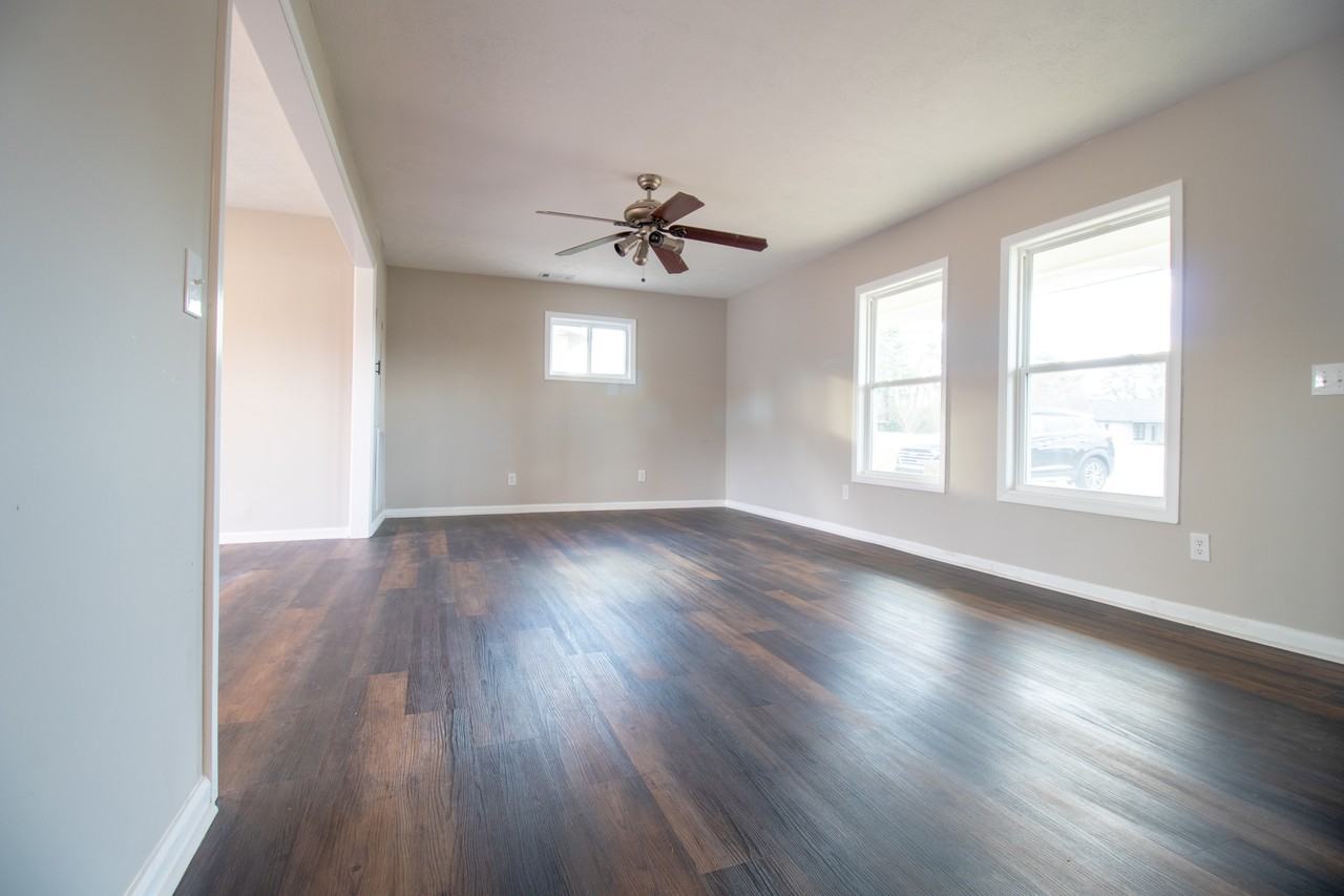 2106 Airport Thruway - Photo 4 of 25