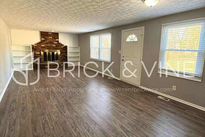 909 Prince William Ln - Photo 3 of 17