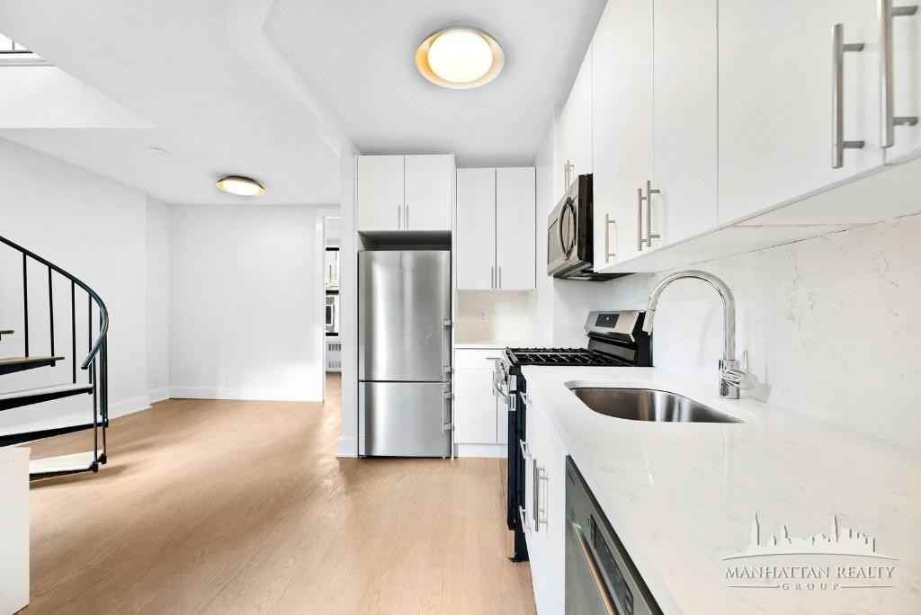 E 25th St #6C - Photo 3 of 6