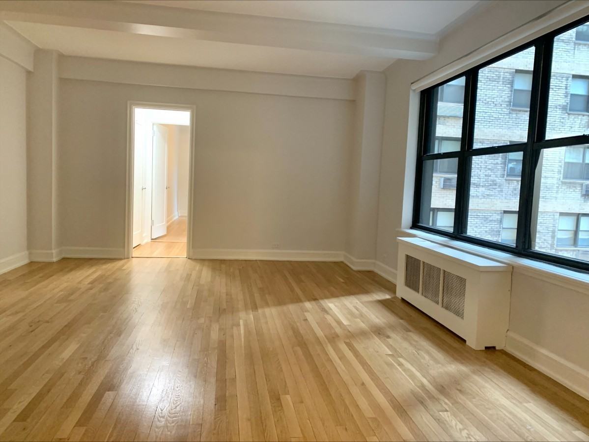 E 58th St #10G - Photo 2 of 7