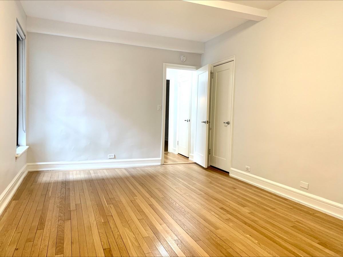 E 58th St #10G - Photo 4 of 7