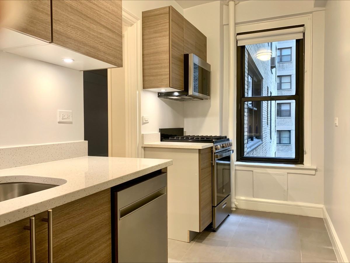 E 58th St #10G - Photo 5 of 7