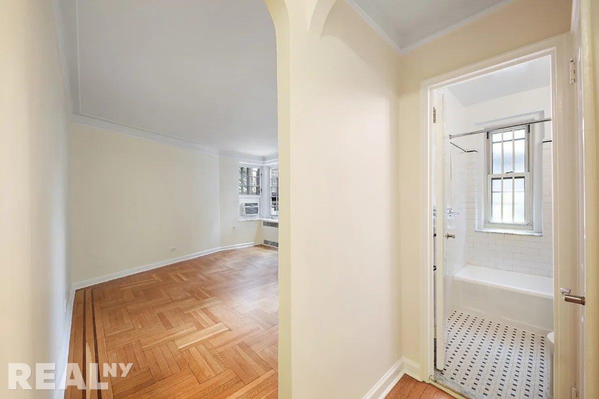 Jane St #1E - Photo 6 of 8