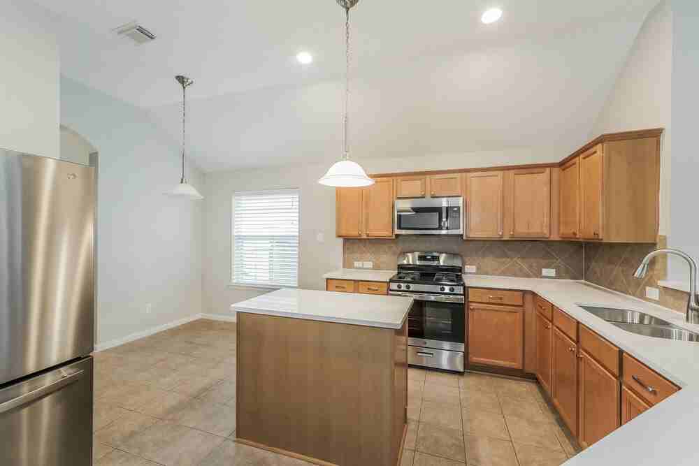 8011 Thorncroft Manor Ln - Photo 7 of 16