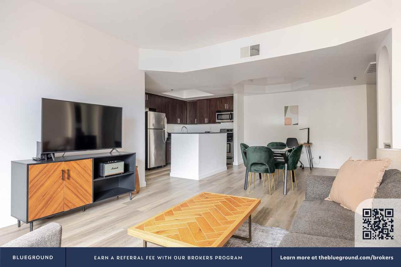 345 Cloverdale Avenue - Photo 5 of 38