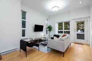 featured image of 8473 Cambie Street