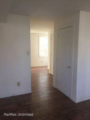 224 Laurel St - Photo 2 of 9