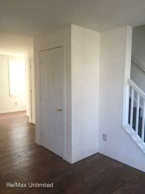 224 Laurel St - Photo 3 of 9