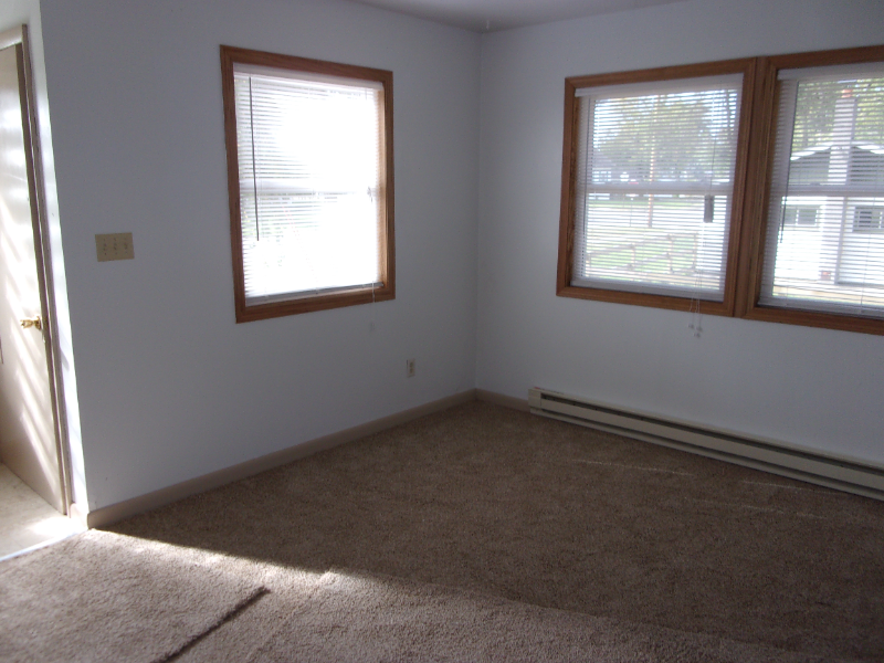 528 E Grove St #528 - Photo 2 of 4