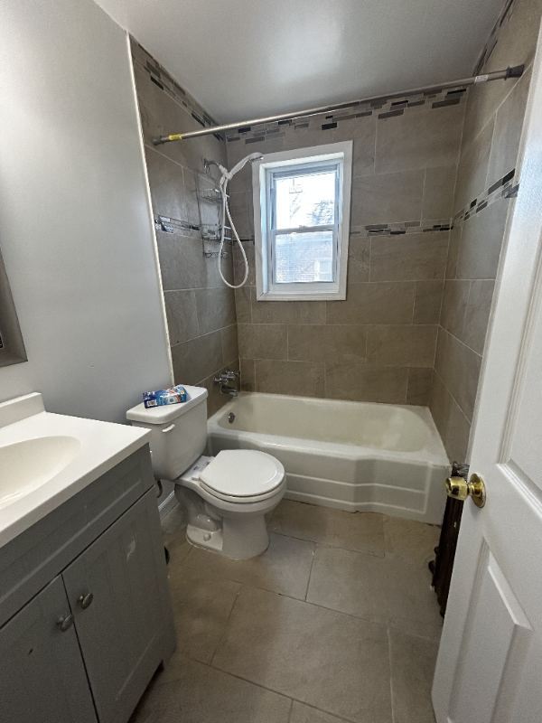 715 Broadway #B - Photo 3 of 6