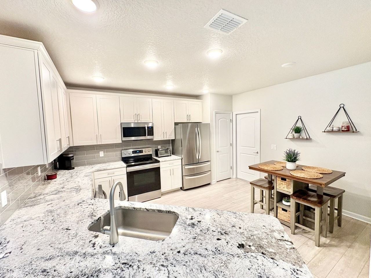 783 Simeon Dr - Photo 2 of 32