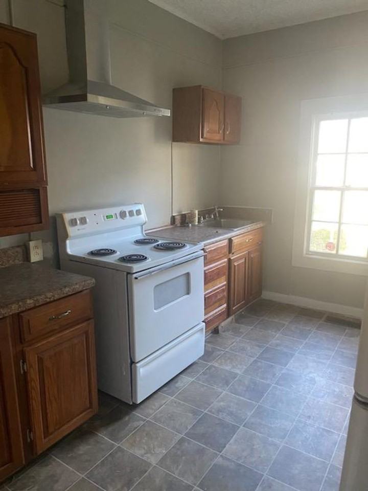 221 E Bell St - Photo 4 of 13
