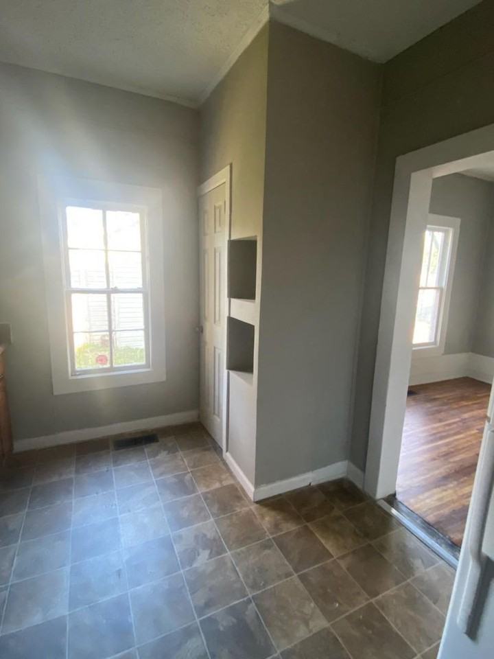 221 E Bell St - Photo 6 of 13