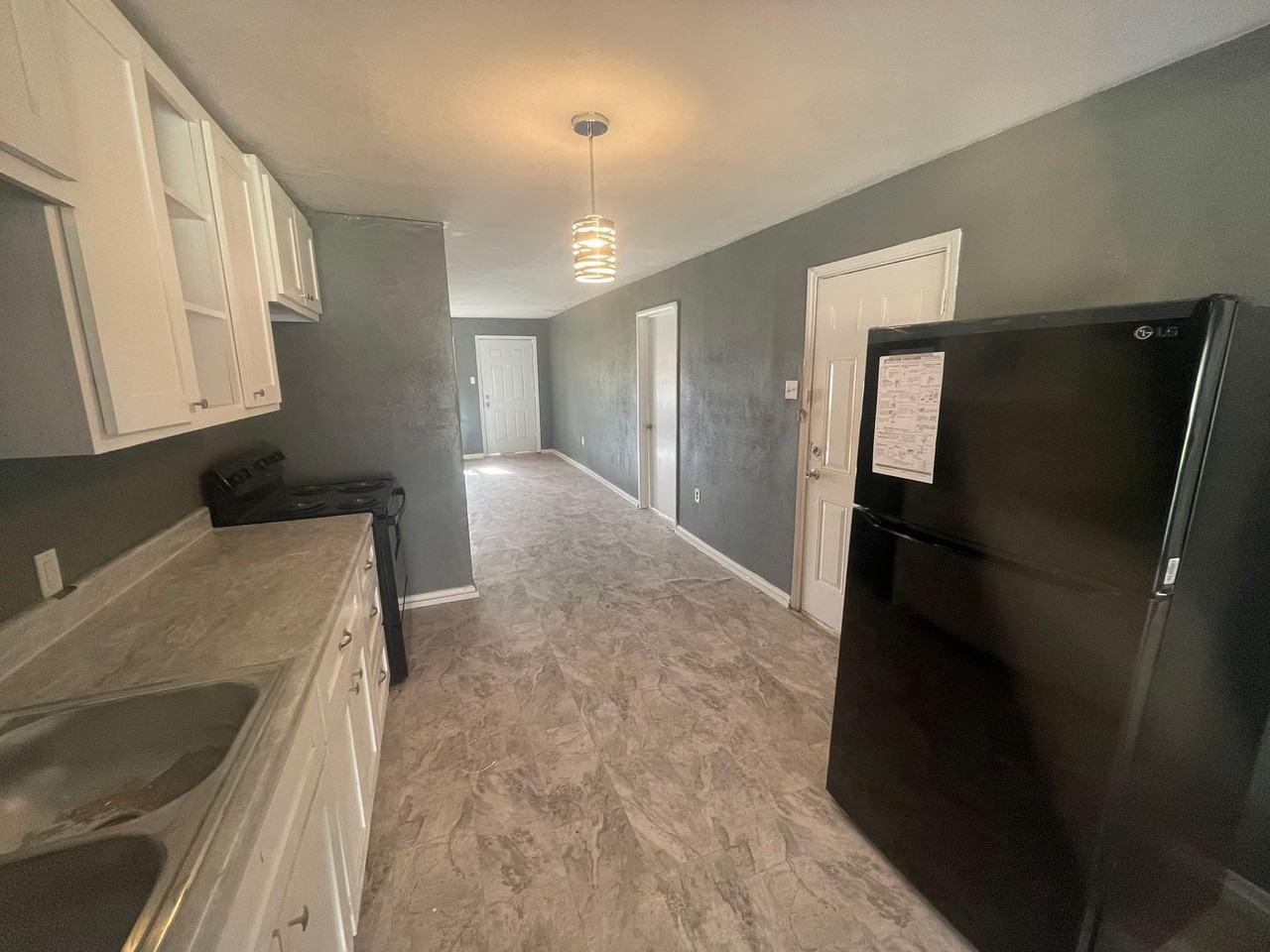 365 Cockerell Dr - Photo 3 of 15