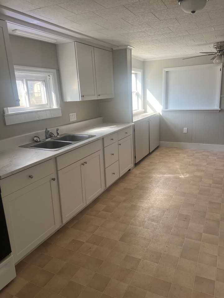 1878 Spring Road - Photo 4 of 34