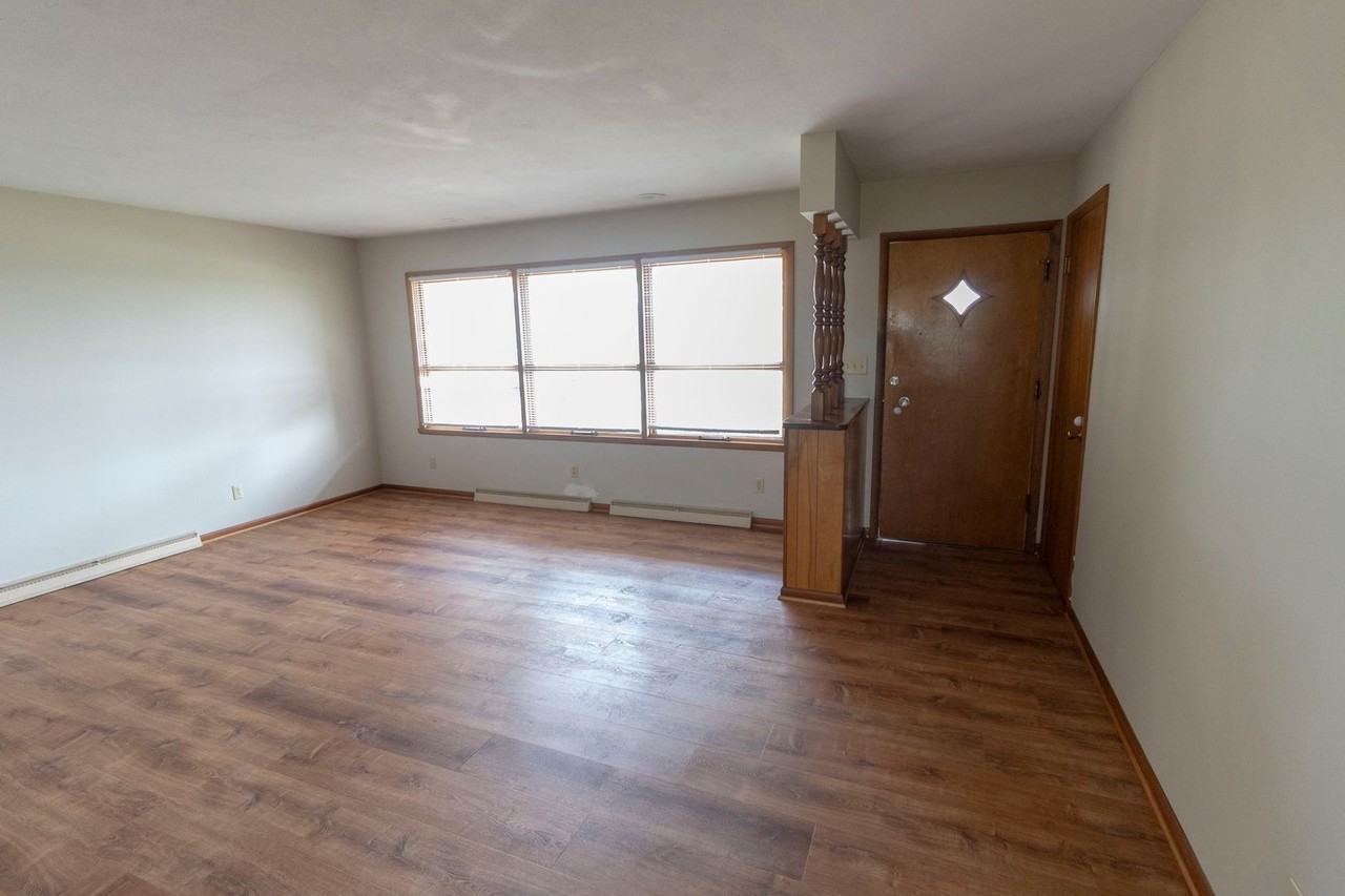 1213 Smiley Ln - Photo 3 of 40