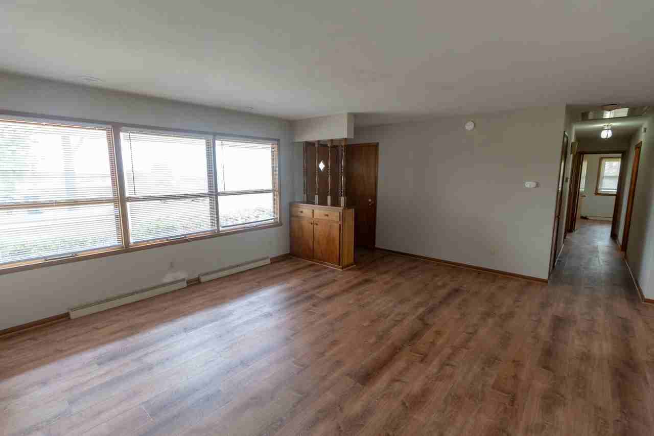 1213 Smiley Ln - Photo 4 of 40