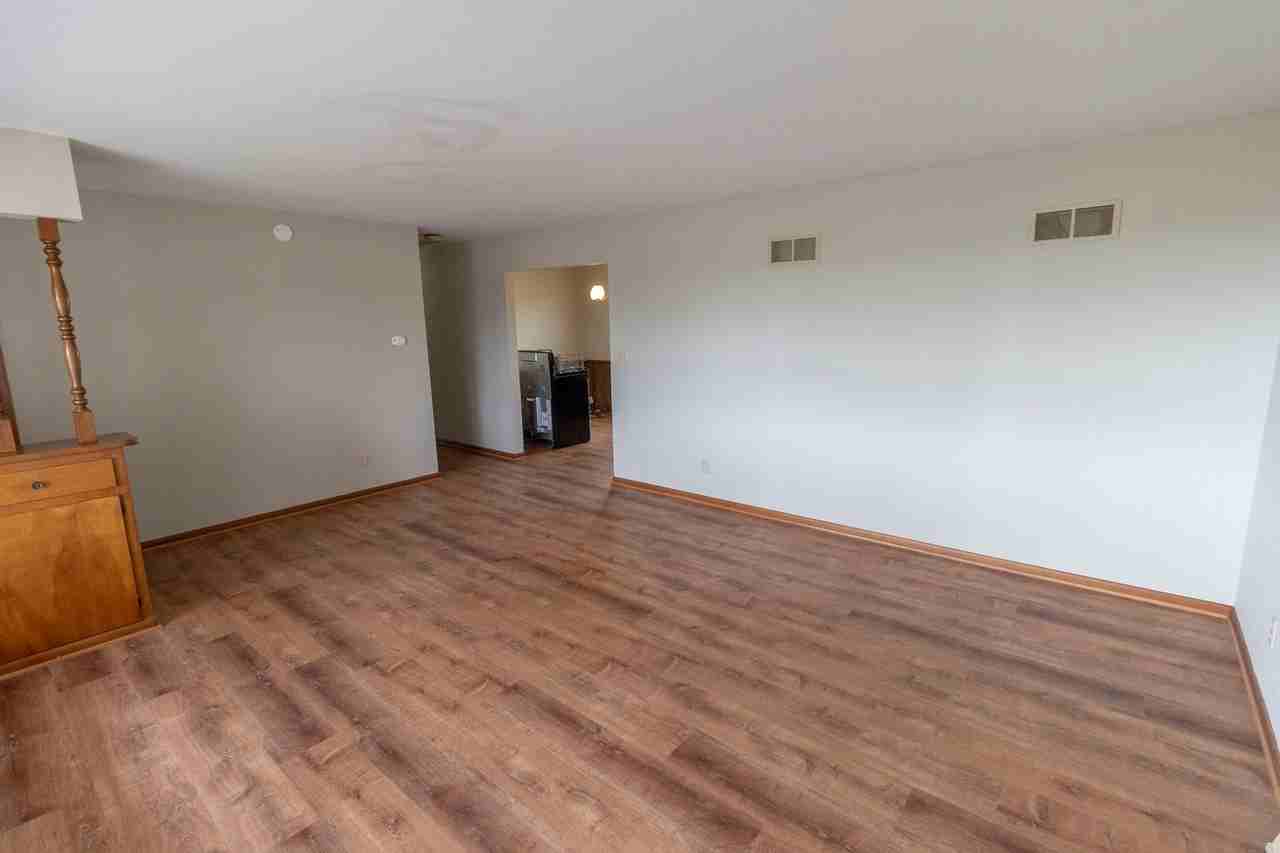 1213 Smiley Ln - Photo 5 of 40