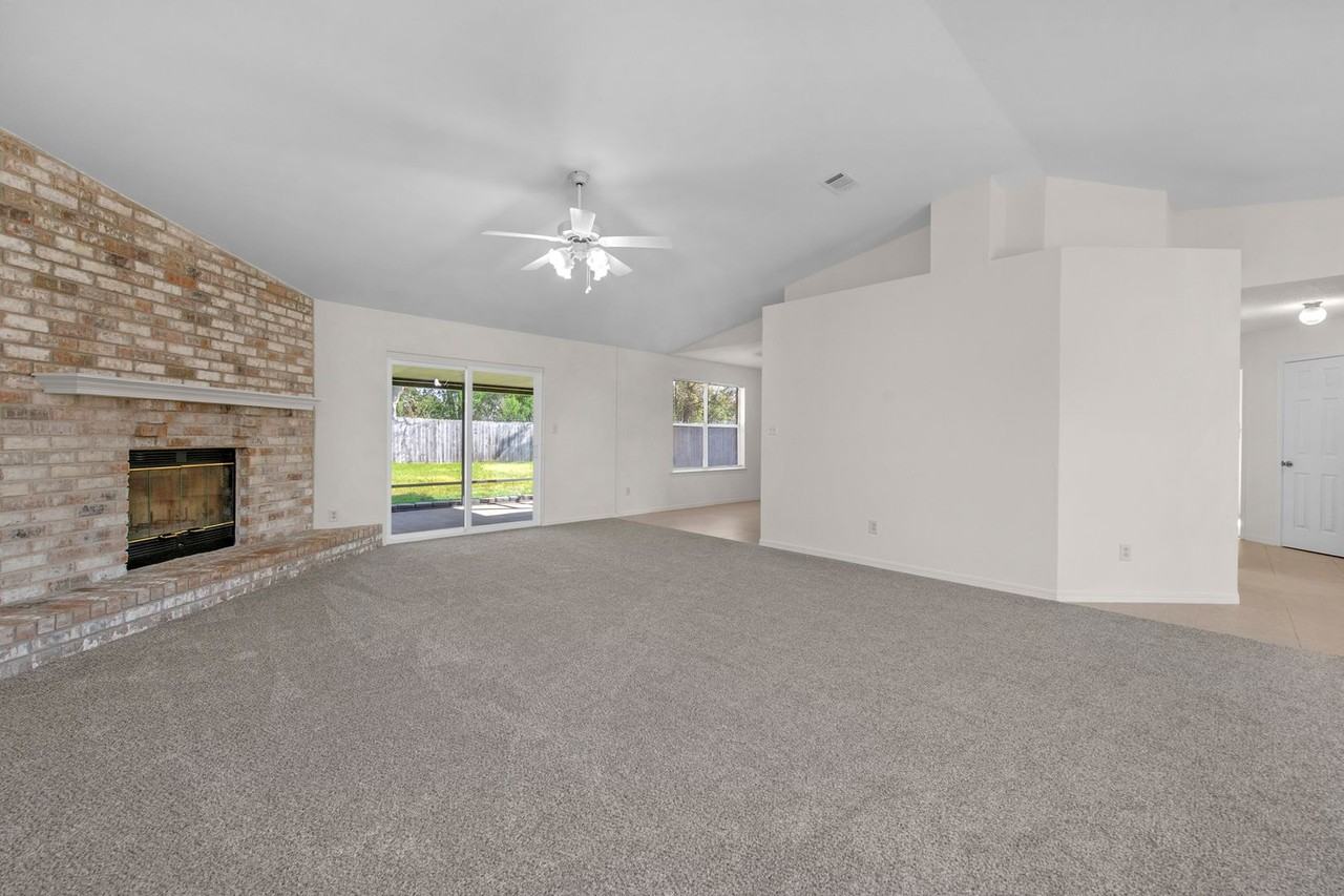9568 Brentwood Blvd - Photo 5 of 38