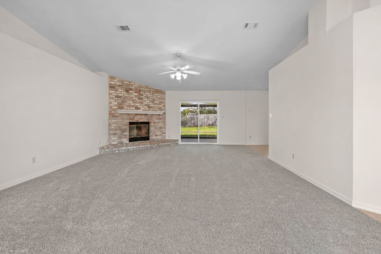 9568 Brentwood Blvd - Photo 6 of 38