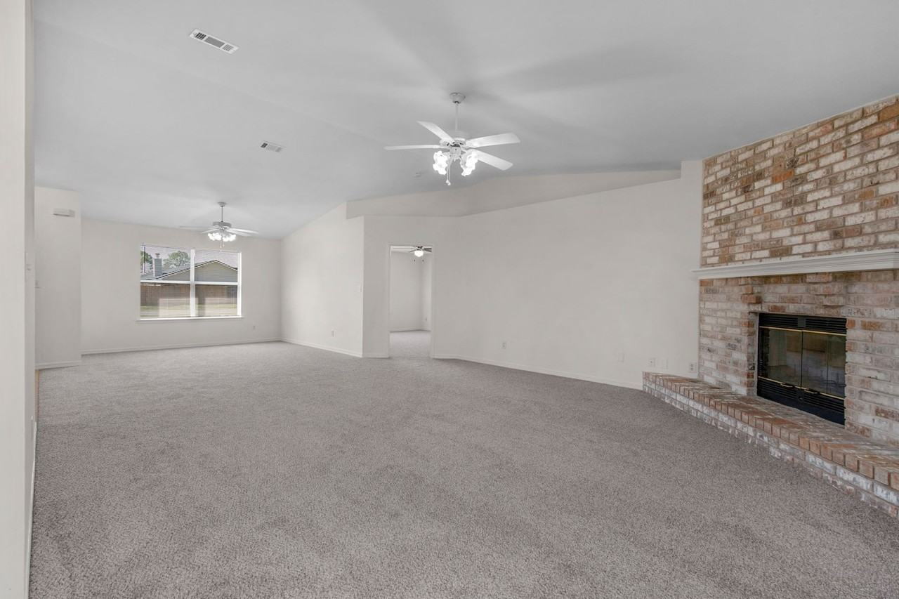9568 Brentwood Blvd - Photo 7 of 38