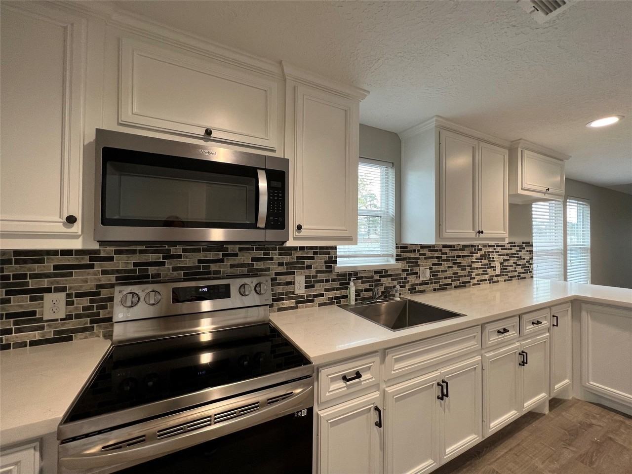 300 Longstreet Rd - Photo 3 of 17