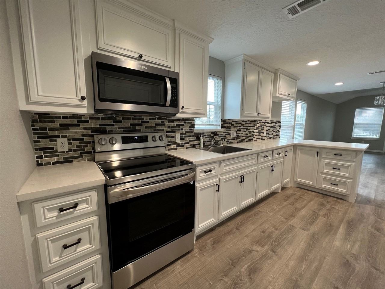 300 Longstreet Rd - Photo 4 of 17