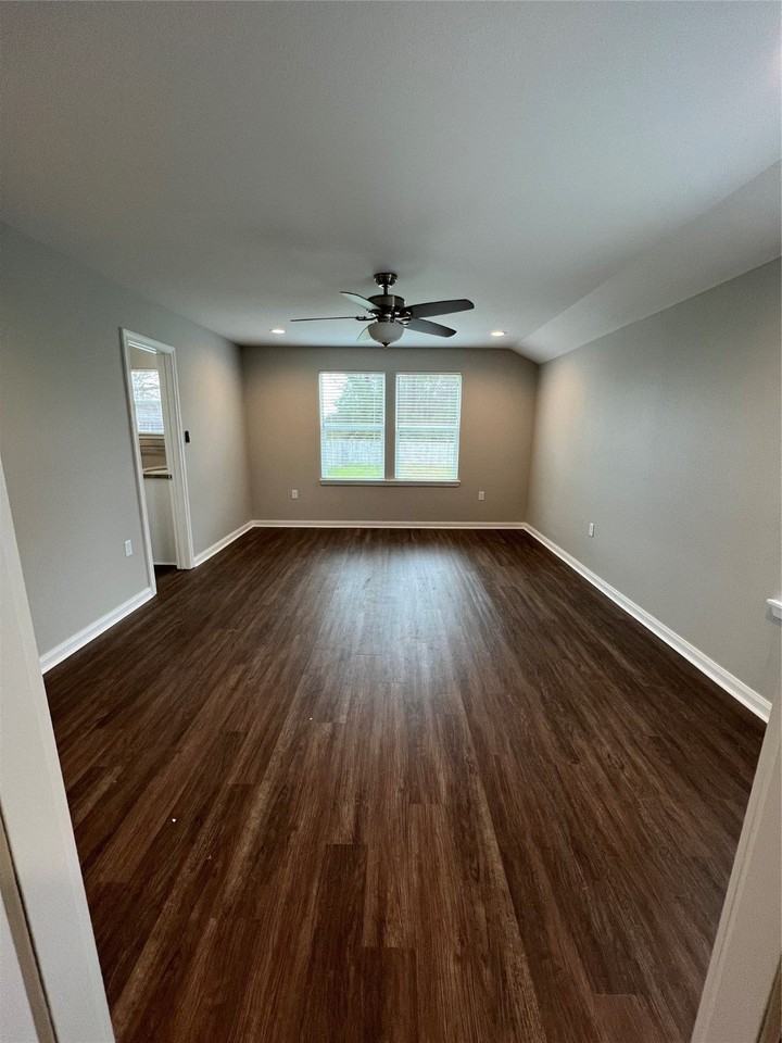 300 Longstreet Rd - Photo 7 of 17