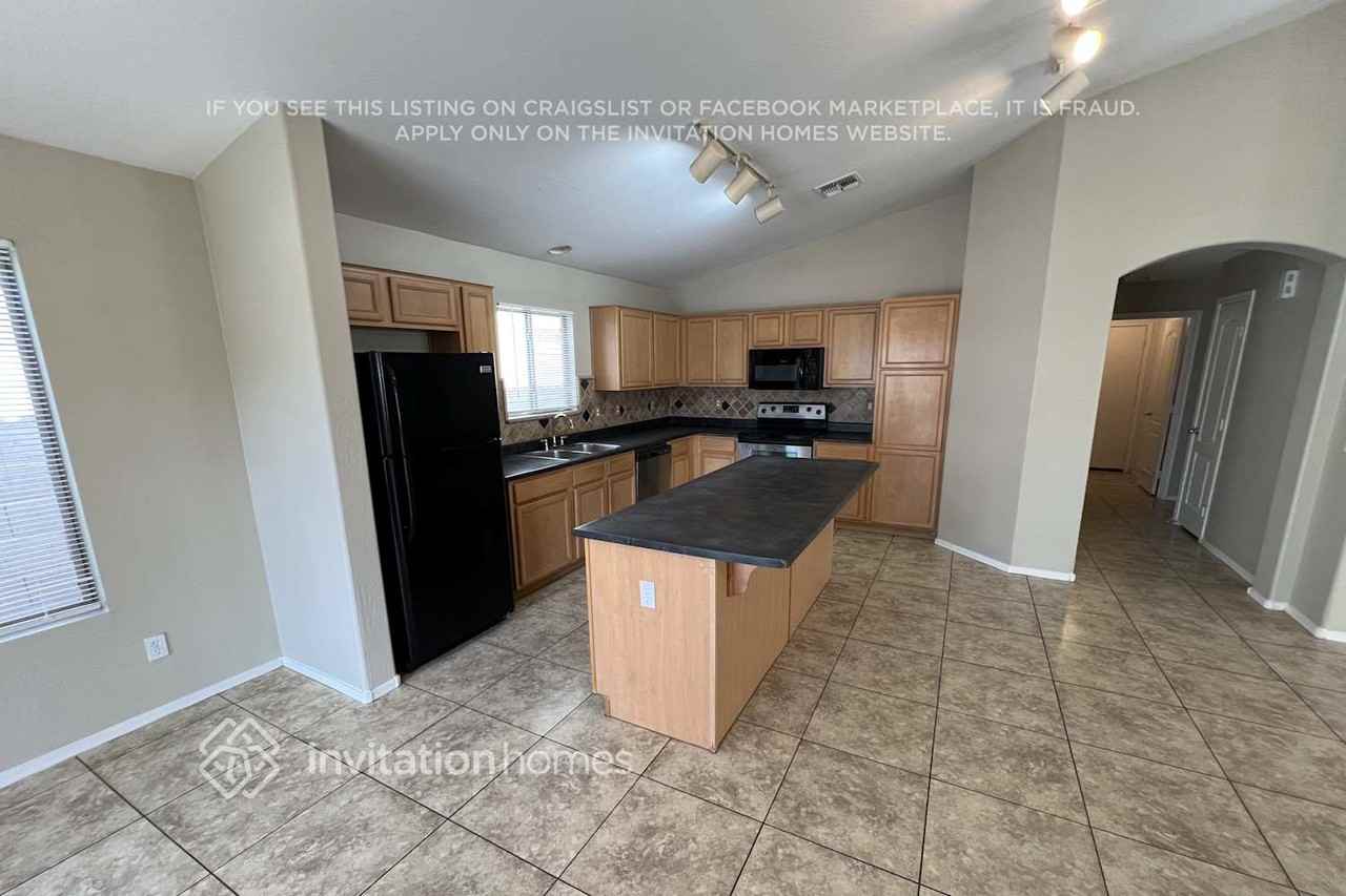 11825 W Maui Ln - Photo 4 of 16