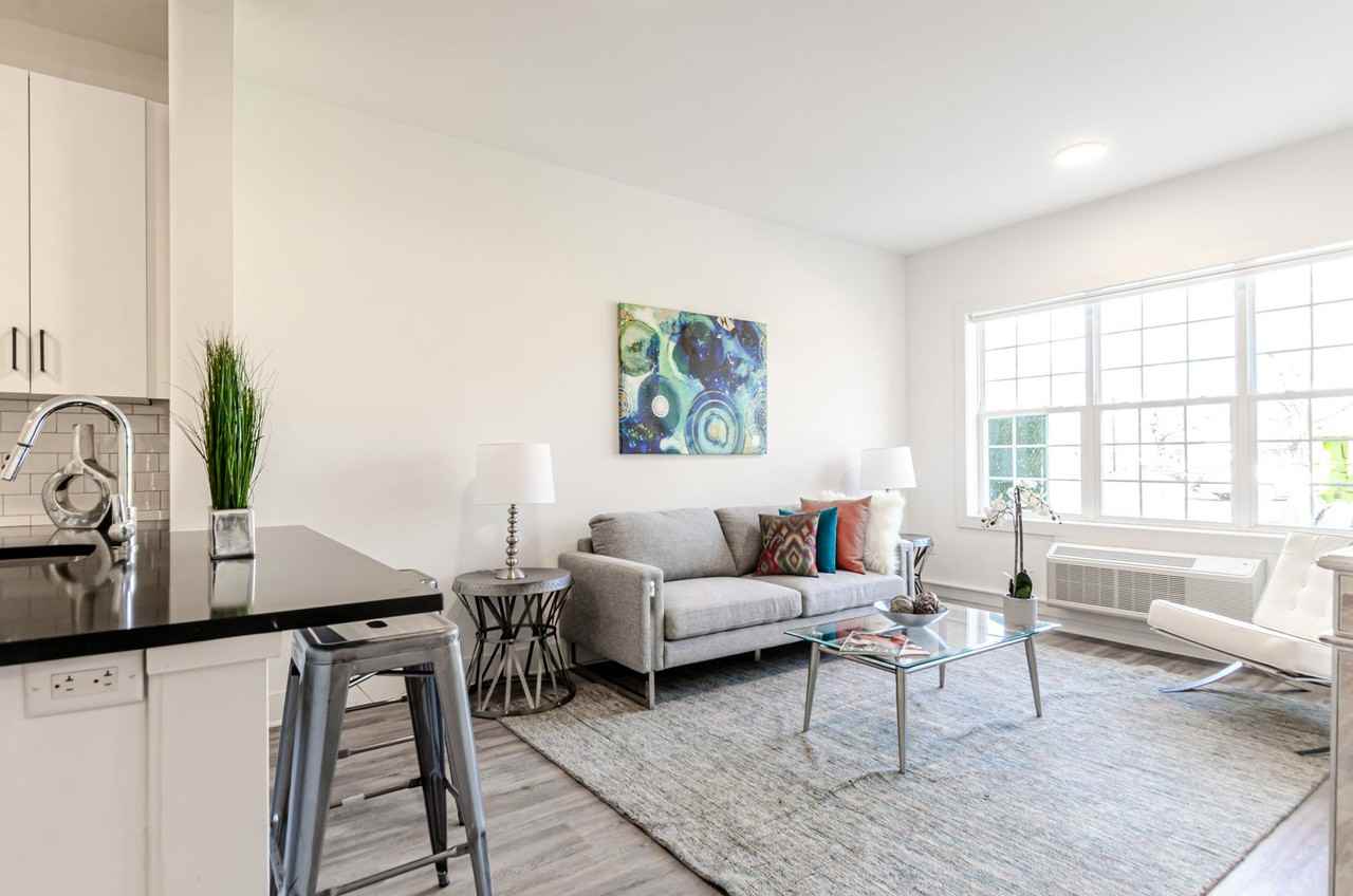 Lakeside Residence - Photo 2 of 17