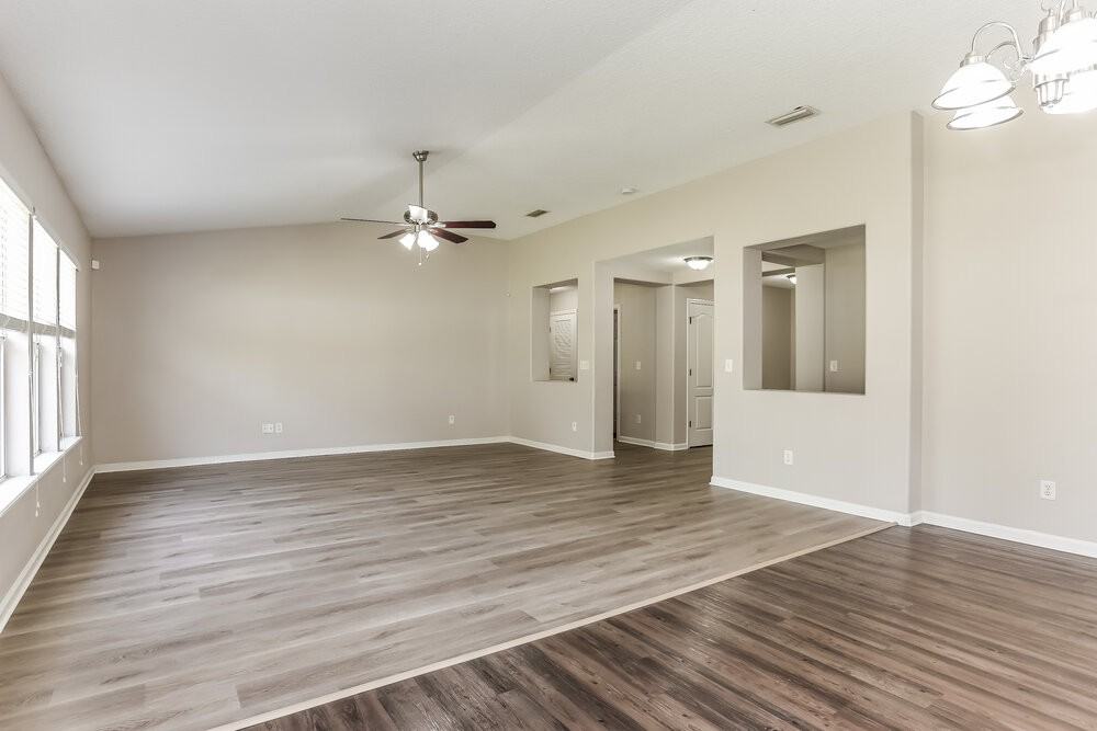 7511 Hawks Cliff Dr - Photo 4 of 16