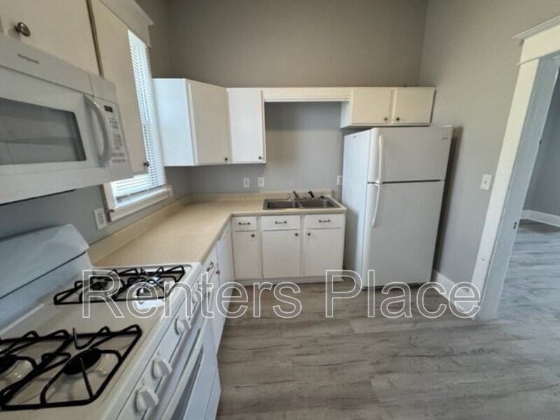 1031 E Lee Ave - Photo 2 of 14