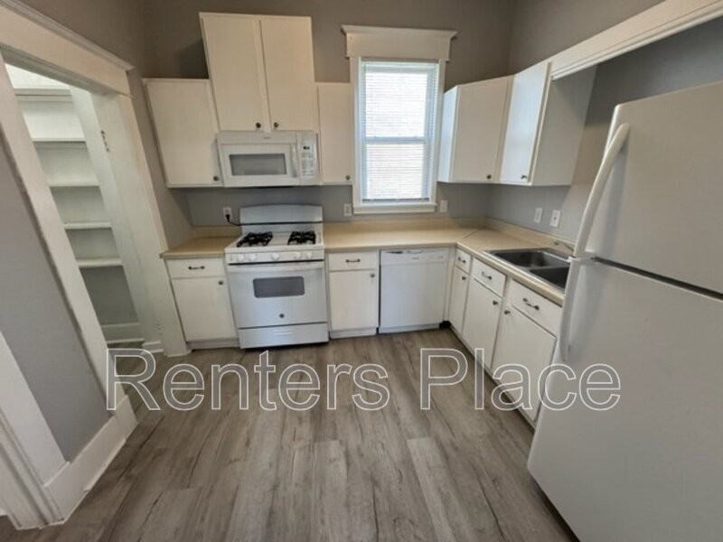 1031 E Lee Ave - Photo 3 of 14