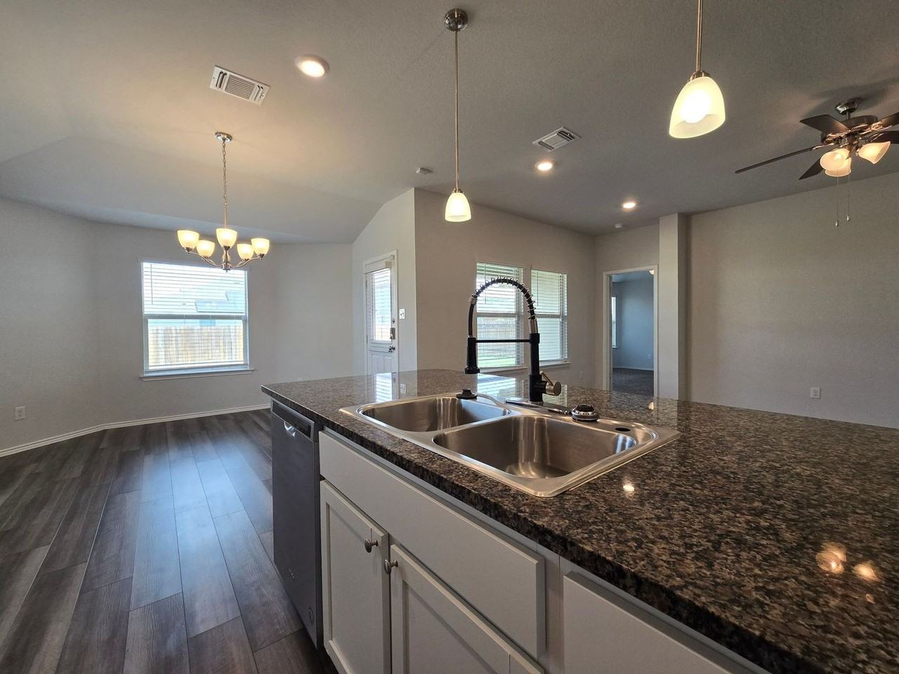 405 Saddleback Trl - Photo 7 of 24